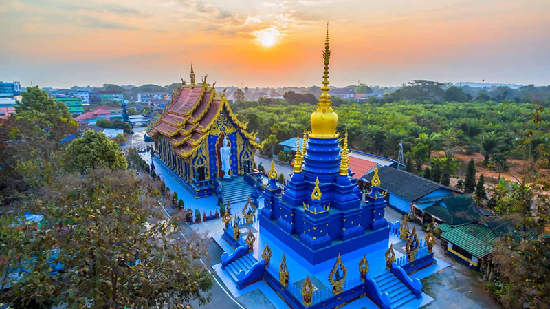 Os murais internos do Wat Rong Suea Ten exibem deslumbrantes tons de azul safira.