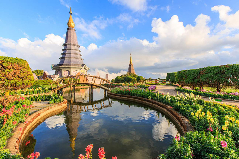 Doi Inthanon encanta os visitantes com suas florestas exuberantes, cachoeiras e vida selvagem diversificada.