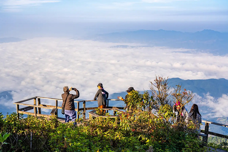 Amanheceres tranquilos, com nuvens místicas cobrindo o topo de Doi Inthanon.