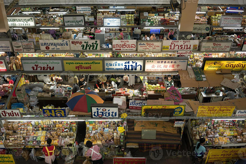 Warorot Market encanta os compradores com sua mistura vibrante de comida, têxteis e souvenirs.