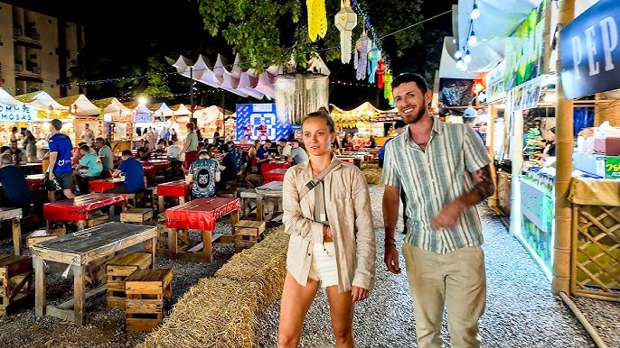 O bazar noturno de Chiang Mai é animado como um festival.