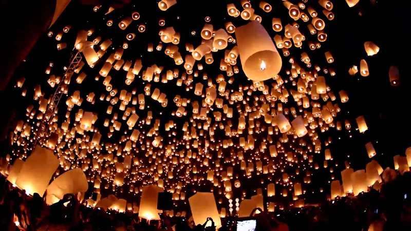 O Festival de Lanternas Yi Peng ilumina o céu com milhares de lanternas flutuantes.