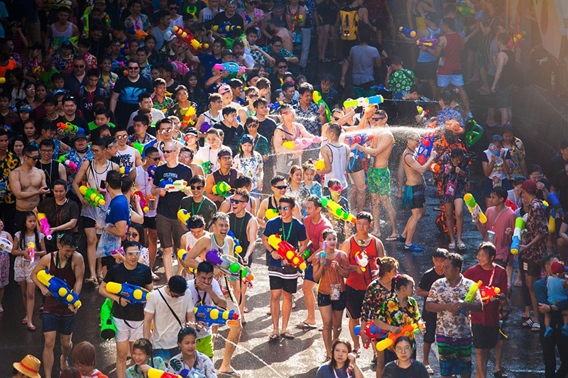Songkran Festival inunda a cidade com uma alegre e animada luta de água.