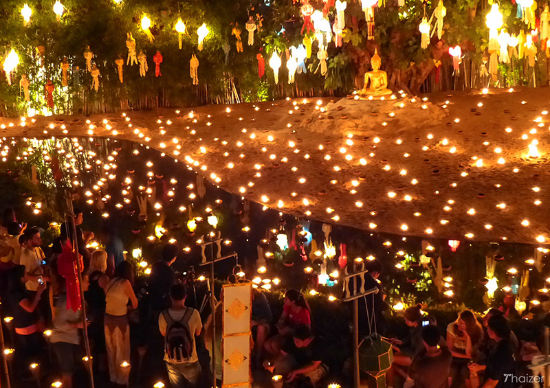 Chiang Mai New Year Countdown comemora a chegada do novo ano com fogos de artifício e festividades.