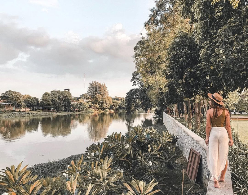 Um passeio ao longo do Rio Ping oferece vistas pacíficas do horizonte de Chiang Mai.