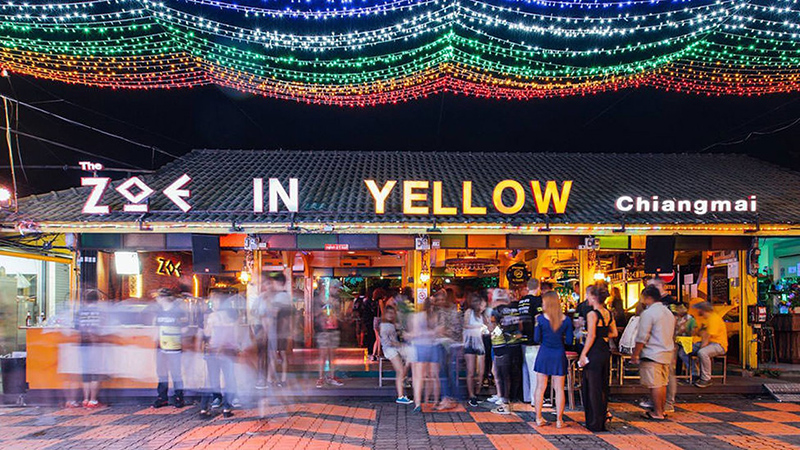 A vida noturna vibrante do Zoe in Yellow atrai os festeiros com música, bebidas e muita energia.