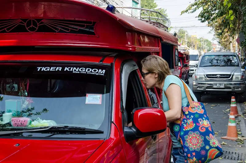 Songthaews (táxi vermelho) é popular entre turistas e moradores locais.