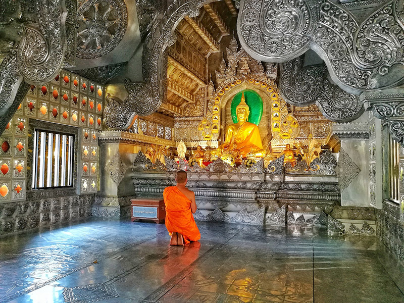 Os painéis de prata do Wat Sri Suphan cintilam com magníficos relevos budistas.