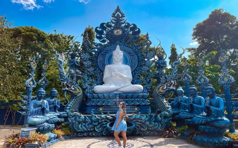 A grandiosa estátua do Buda Branco cercada por tons vibrantes de azul cria uma atmosfera de paz e reflexão.
