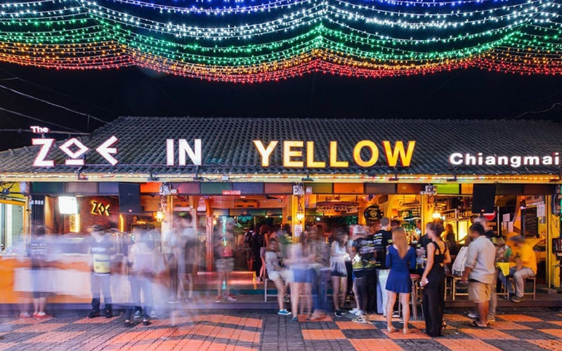 A-vida-noturna-vibrante-do-Zoe-in-Yellow-atrai-os-festeiros-com-musica-bebidas-e-muita-energia