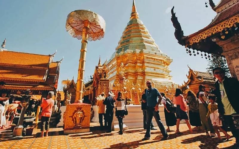 Doi Suthep impressiona com sua estupa dourada e vistas panorâmicas da cidade.