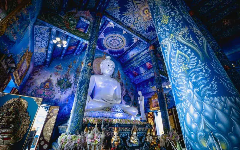 O Wat Rong Suea Ten tem um ubosot azul deslumbrante e detalhado.
