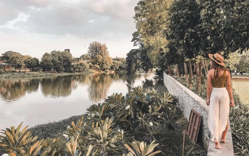 Um passeio ao longo do Rio Ping oferece vistas pacíficas do horizonte de Chiang Mai. 