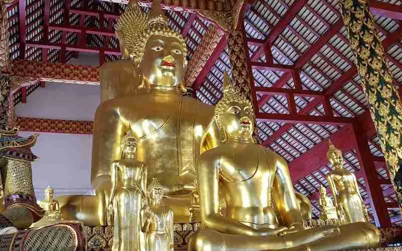 A estátua colossal de Buda no Wat Suan Dok representa a maestria do artesanato Lanna e serve como um refúgio pacífico para meditação e contemplação.