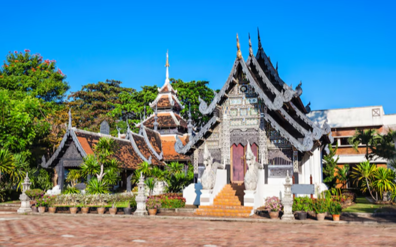 A exuberância das flores e plantas únicas ao redor do Wat Sri Suphan complementa sua beleza arquitetônica, proporcionando um ambiente sereno e harmonioso para contemplação.