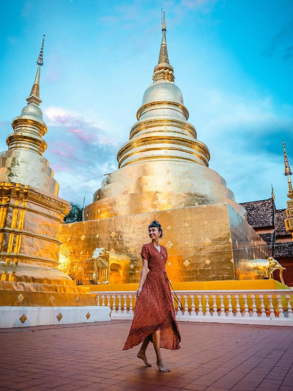 Ao visitar Chiang Mai, recomendamos explorar Wat Phra Singh Woramahawihan, onde a arquitetura Lanna e as veneradas estátuas de Buda refletem a profunda herança cultural e espiritual da região.