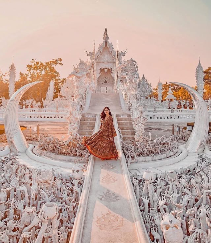 As delicadas esculturas do Wat Rong Khun brilham lindamente sob a luz do sol