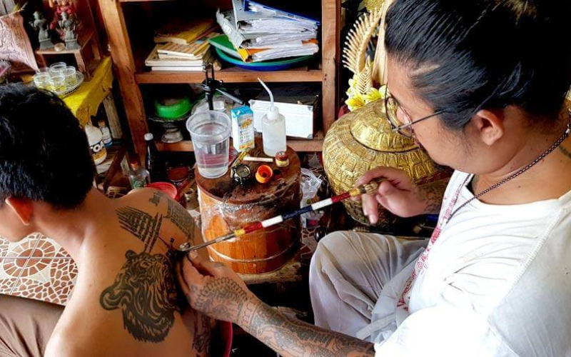 As tatuagens Sak Yant, tradição espiritual popular nos templos de Chiang Mai, são consideradas símbolos de força, sorte e proteção para quem as recebe.