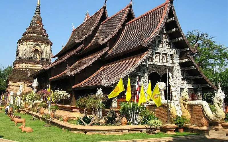 Wat Lok Molee é um templo histórico em Chiang Mai, conhecido principalmente por seu antigo chedi de tijolos, que se mantém como um testemunho da habilidade artesanal da era Lanna e da devoção budista.