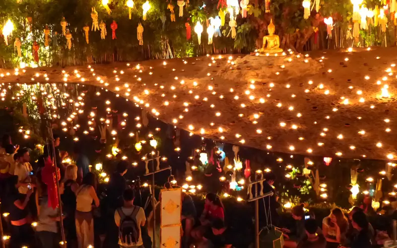 Chiang Mai New Year Countdown comemora a chegada do novo ano com fogos de artifício e festividades.