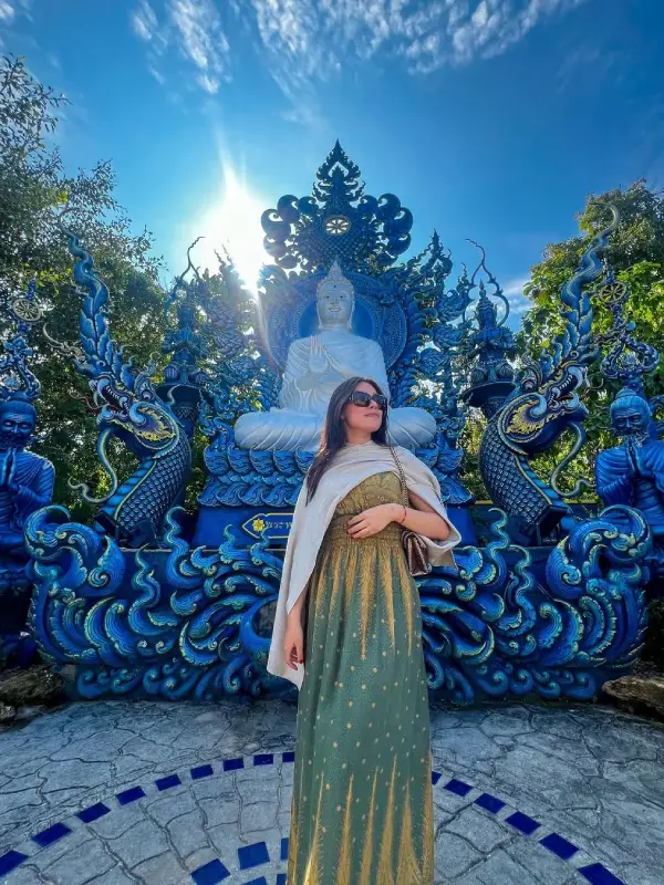 Os turistas tiram fotos no Templo Azul