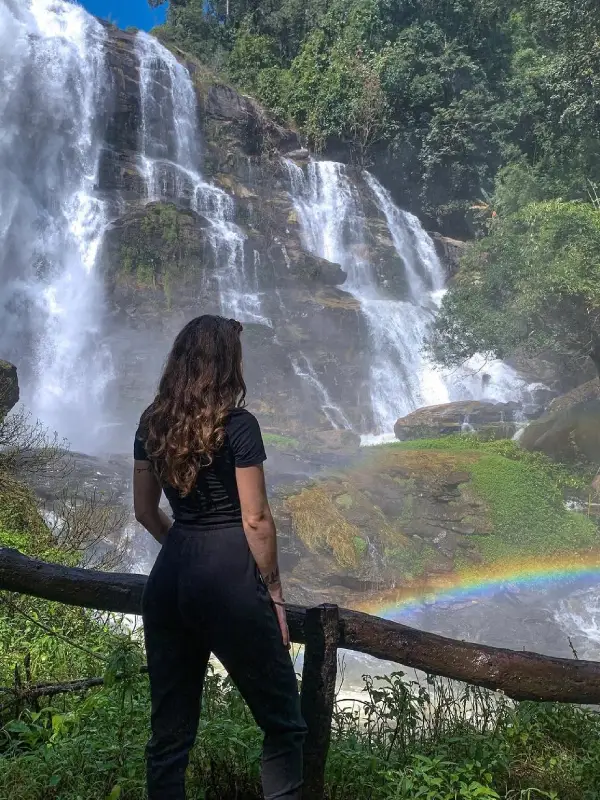 Cachoeira espetacular no Doi Inthanon, a melhor foto é tirada à tarde. (Credit: @lore_blanita)