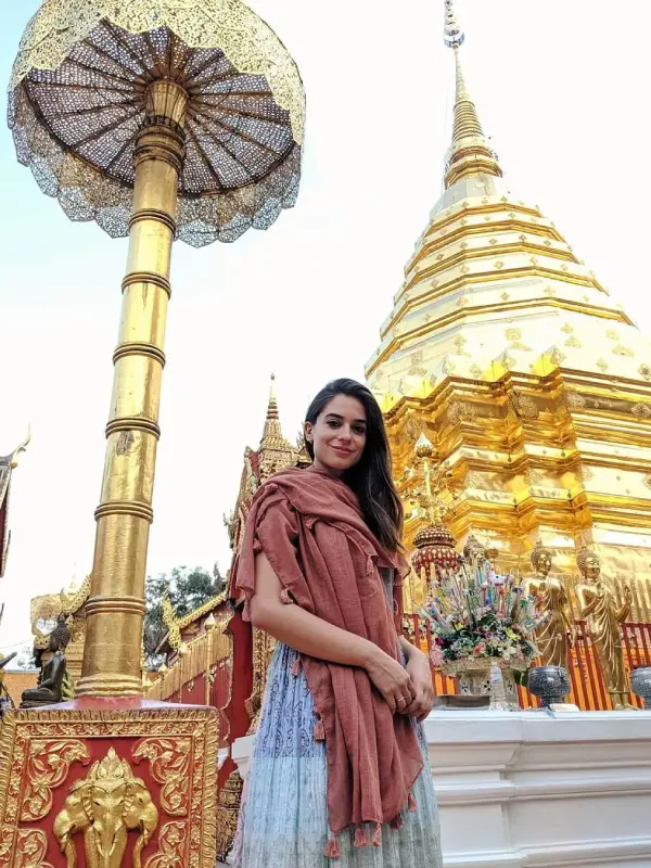 Mulheres turistas fotografam no Wat Phra That Doi Suthep