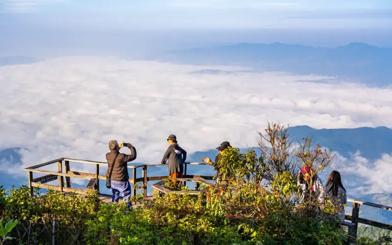 Amanheceres tranquilos, com nuvens místicas cobrindo o topo de Doi Inthanon.
