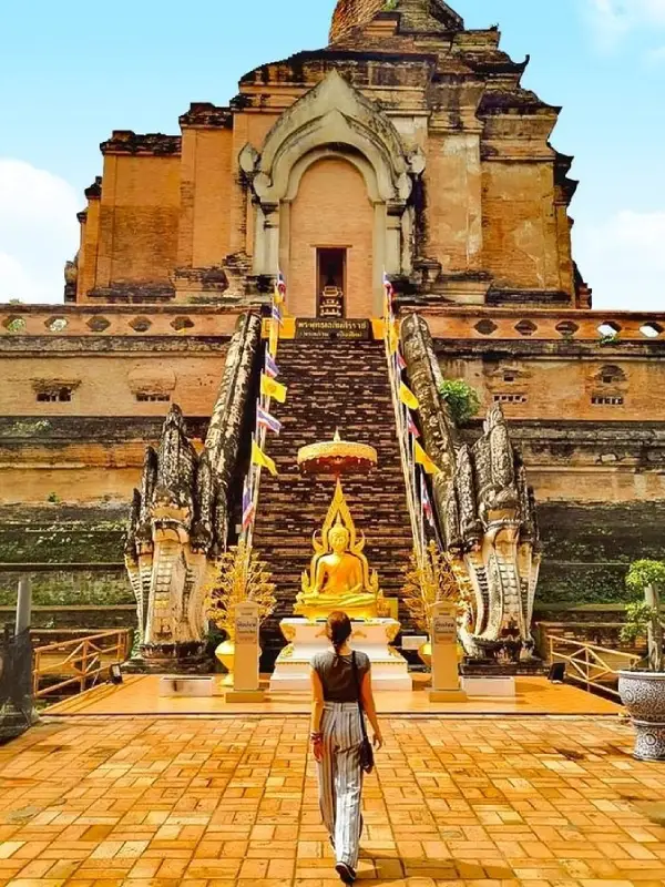 O antigo templo Wat Chedi Luang