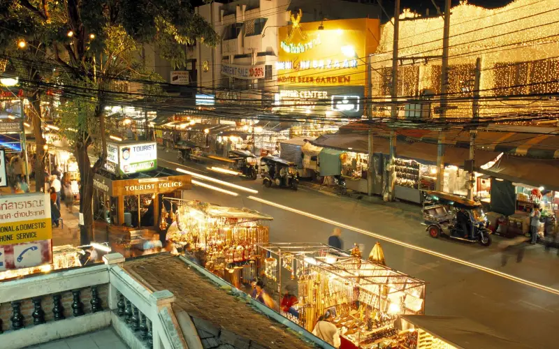 Chiang Mai Night Bazaar explode de energia, oferecendo artesanato único e comida de rua.