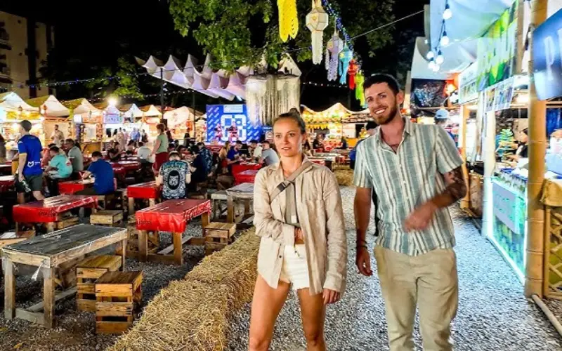 O bazar noturno de Chiang Mai é animado como um festival.
