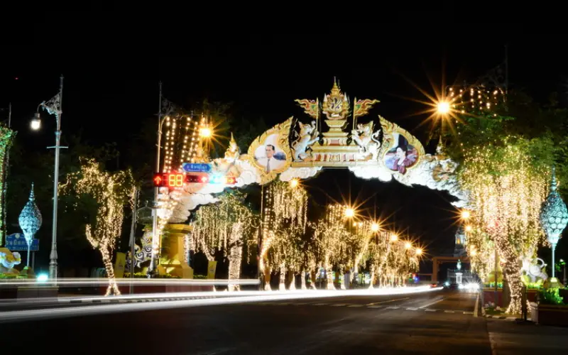 Ratchadamnoen Road ganha vida aos domingos com um excitante mercado noturno.