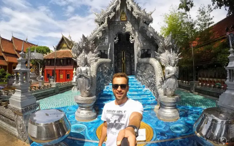 O Wat Sri Suphan brilha maravilhosamente com sua deslumbrante arte em prata. 