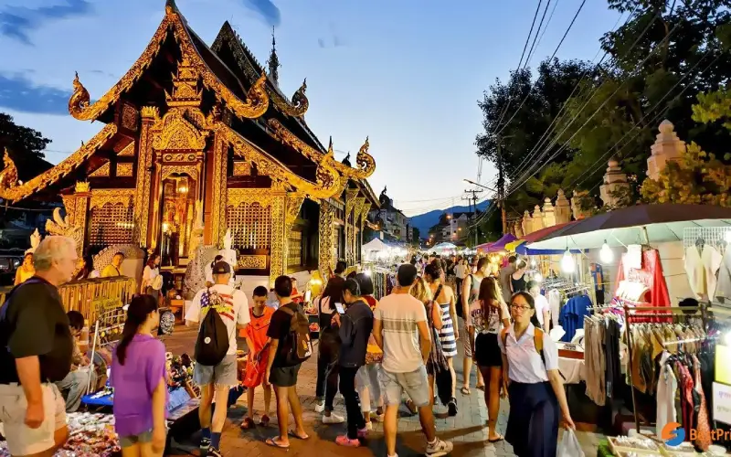 O movimentado Mercado da Noite de Sábado oferece uma mistura vibrante de comida, artesanato e música.