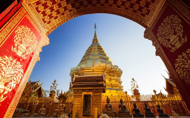 O Wat Phra That Doi Suthep fica no topo da montanha e sua estupa dourada pode ser vista de longe.