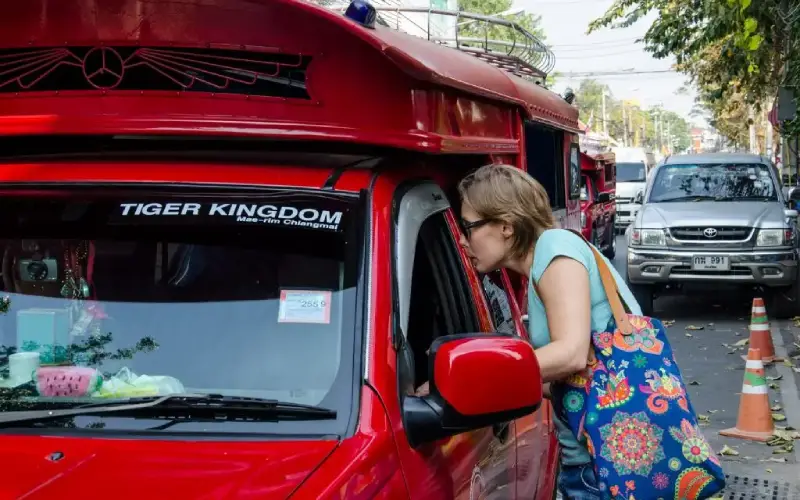 Songthaews (táxi vermelho) é popular entre turistas e moradores locais.