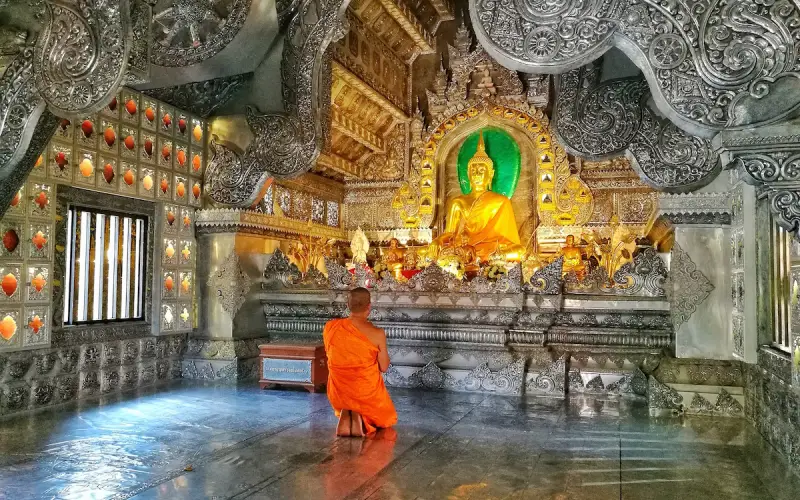 Os painéis de prata do Wat Sri Suphan cintilam com magníficos relevos budistas.