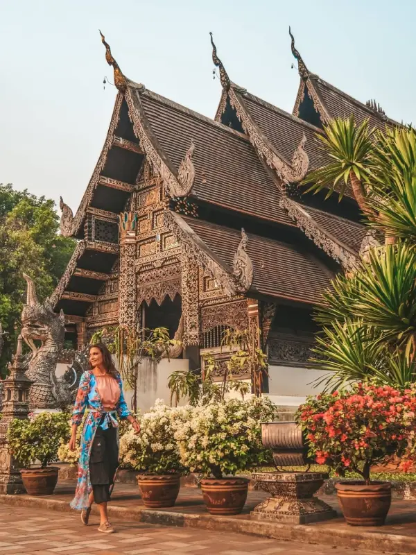 Wat Chedi Luang é um templo histórico com ruínas impressionantes.