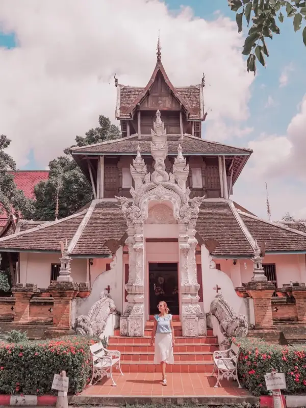 A árvore Bodhi, venerada por seu profundo significado espiritual, é um símbolo de iluminação e tranquilidade, proporcionando um espaço sereno para reflexão e conexão com a natureza.
