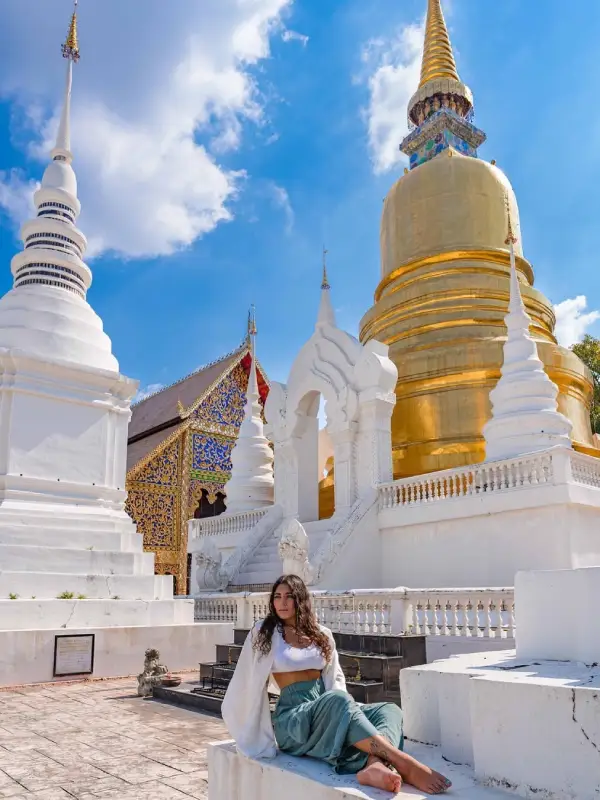 O chedi dourado de Wat Suan Dok destaca-se lindamente contra o céu.
