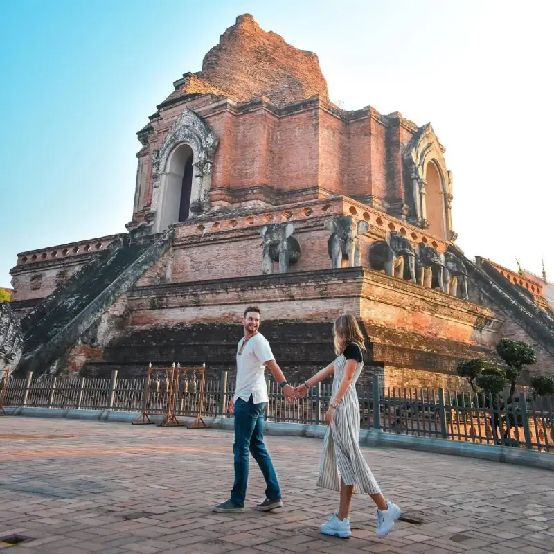 Pôr do sol em Wat Chedi Luang 