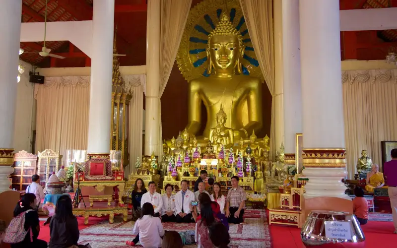 Wat Phra Singh Woramahawihan é um dos templos mais visitados de Chiang Mai, especialmente por abrigar a rara e reverenciada estátua Phra Buddha Sihing, um verdadeiro tesouro do patrimônio budista.