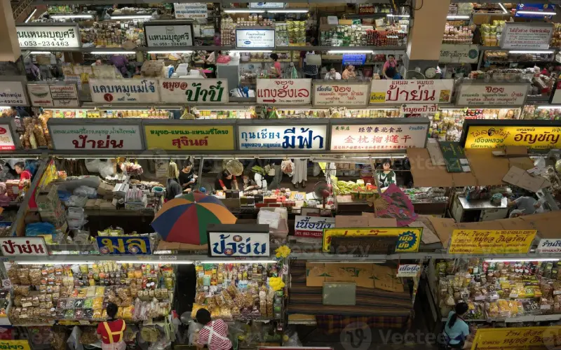 Warorot Market encanta os compradores com sua mistura vibrante de comida, têxteis e souvenirs.