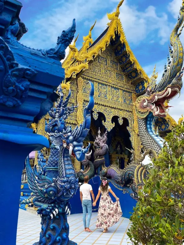 O design azul vibrante de Wat Rong Suea Ten, que mistura elementos arquitetônicos tradicionais e modernos, cria um caráter distinto e proporciona uma experiência budista singular.