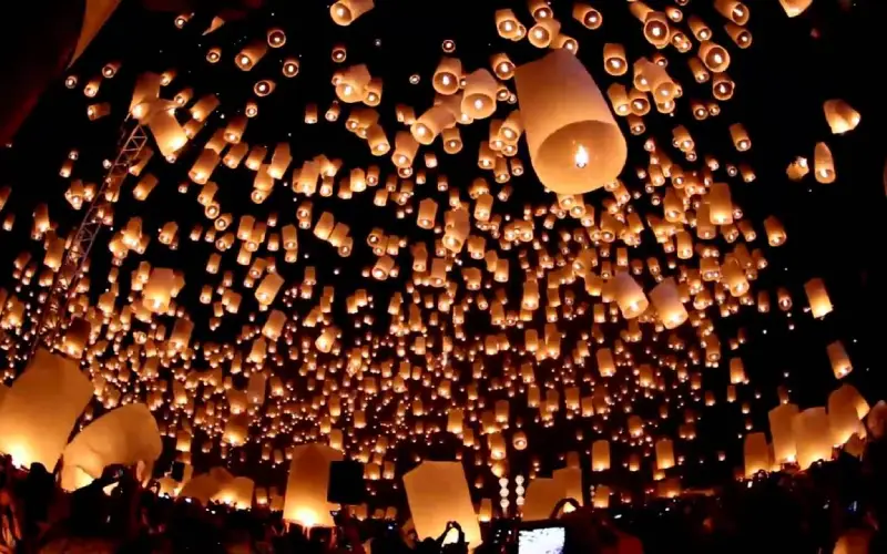 O Festival de Lanternas Yi Peng ilumina o céu com milhares de lanternas flutuantes.