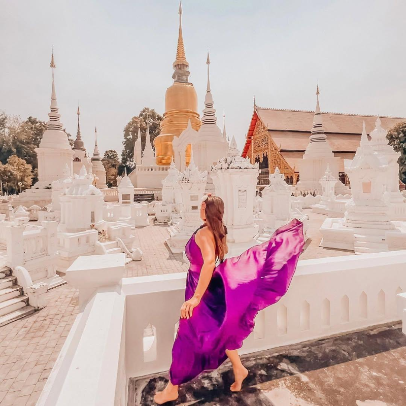 Os estupas brancos do Wat Suan Dok são exemplares notáveis do estilo arquitetônico Lanna, oferecendo aos visitantes uma visão autêntica da rica herança cultural do norte da Tailândia. (Credit: @angiiie_aloha, @flavialatina.travels)