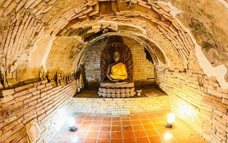 Diferente de outros templos em Chiang Mai, Wat Umong Suan Putthatham se destaca por sua rede de túneis e cavernas, projetados para intensificar a experiência meditativa.