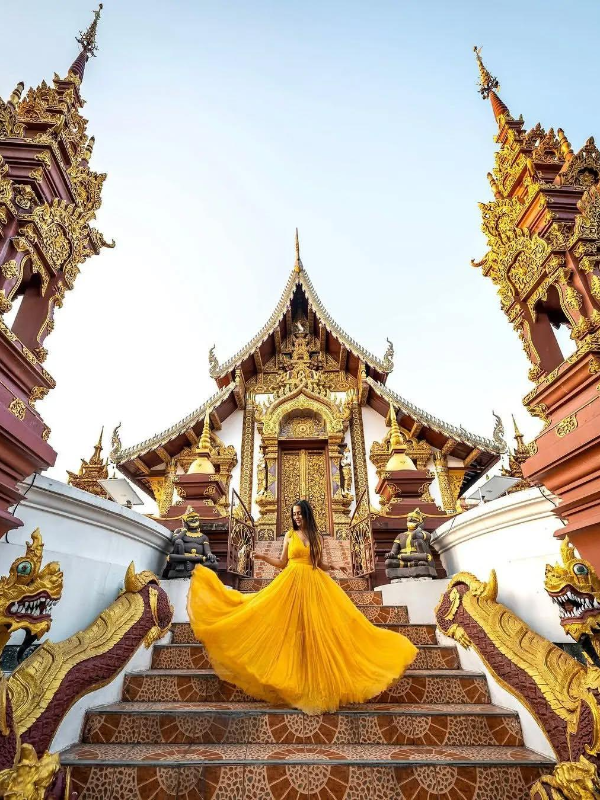 Fotografar e aprender sobre a cultura do templo são atividades favoritas dos visitantes em Wat Rajamoentan.
