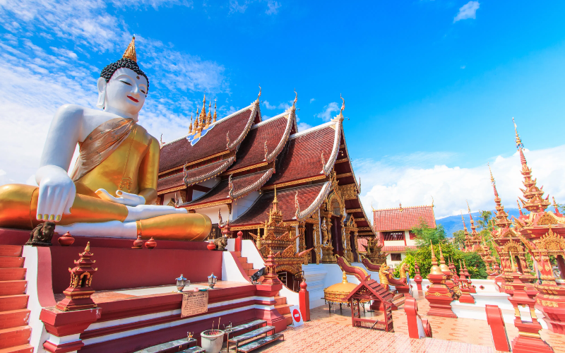 A estátua gigante de Buda é a característica mais marcante de Wat Rajamoentan, irradiando uma energia sagrada e oferecendo uma oportunidade incrível para fotos.