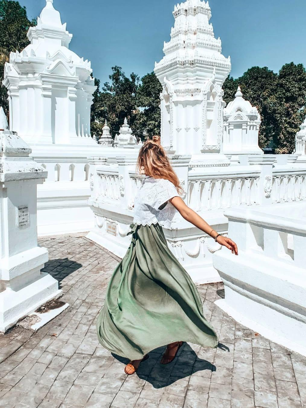 Os estupas brancos do Wat Suan Dok são exemplares notáveis do estilo arquitetônico Lanna, oferecendo aos visitantes uma visão autêntica da rica herança cultural do norte da Tailândia. (Credit: @angiiie_aloha, @flavialatina.travels)